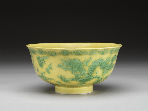 嬌黃釉綠彩雙龍戲珠紋碗