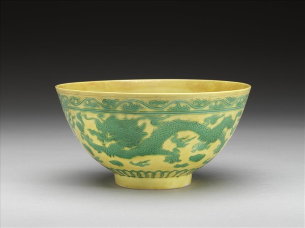 嬌黃釉綠彩龍鳳紋碗