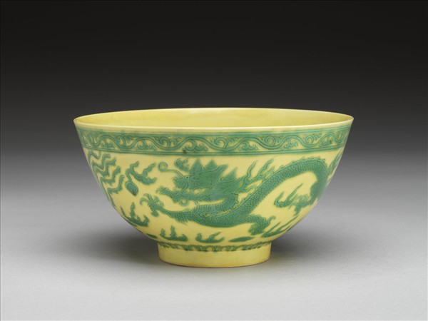 嬌黃釉綠彩龍鳳紋碗