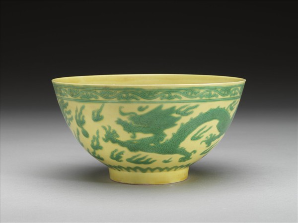 嬌黃釉綠彩龍鳳紋碗