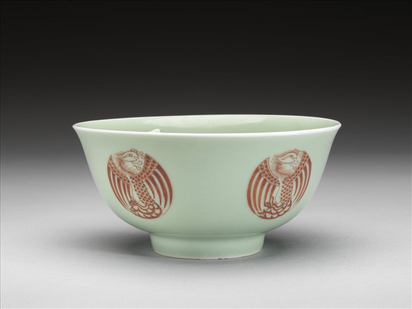 冬青釉描紅團鳳紋碗