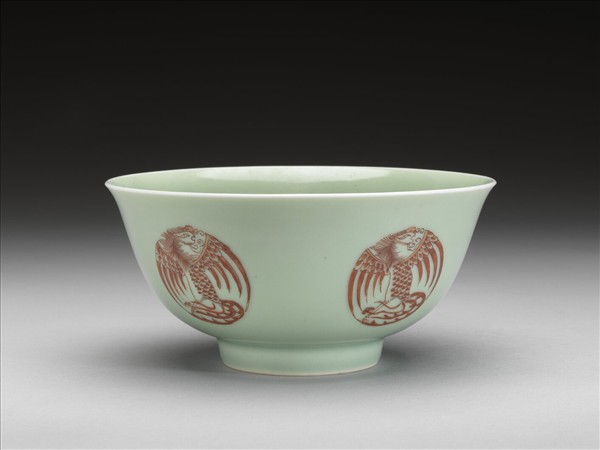 冬青釉描紅團鳳紋碗