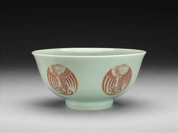 冬青釉描紅團鳳紋碗