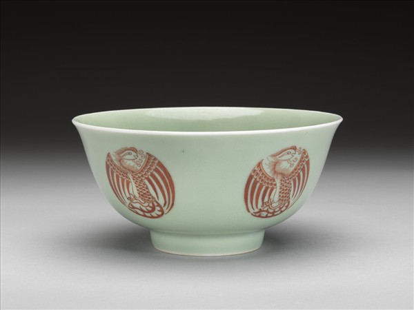 冬青釉描紅團鳳紋碗