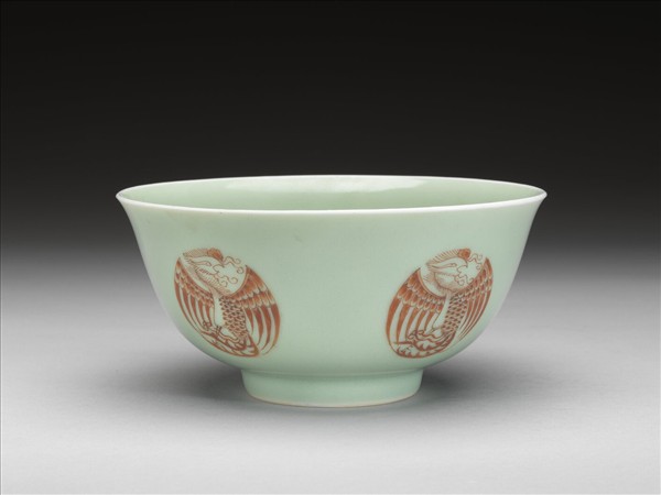 冬青釉描紅團鳳紋碗