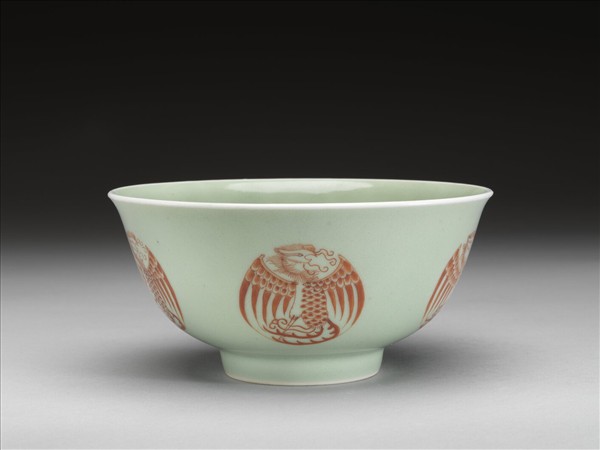 冬青釉描紅團鳳紋碗