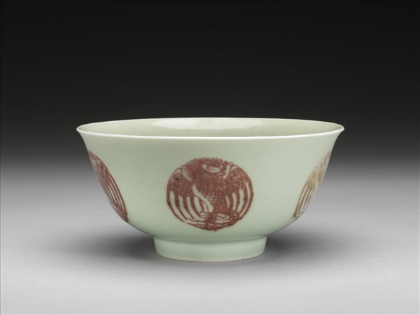 冬青釉紅彩團鳳紋碗