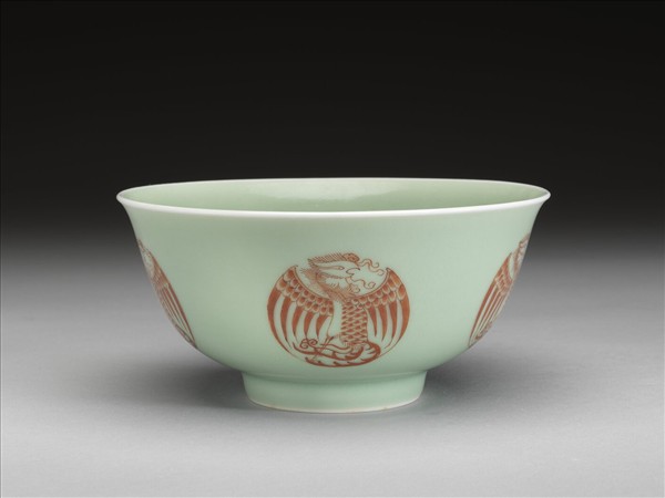 冬青釉描紅團鳳紋碗