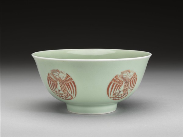 冬青釉描紅團鳳紋碗