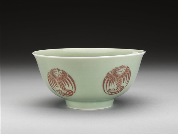 冬青釉描紅團鳳紋碗