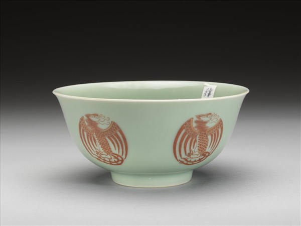 冬青釉描紅團鳳紋碗