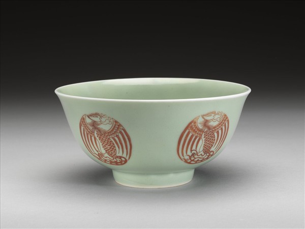 冬青釉描紅團鳳紋碗