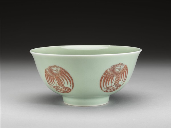 冬青釉描紅團鳳紋碗