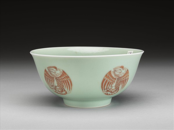 冬青釉描紅團鳳紋碗