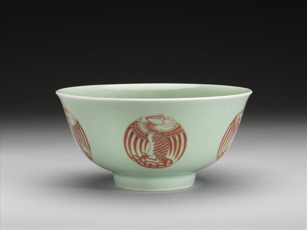 冬青釉描紅團鳳紋碗