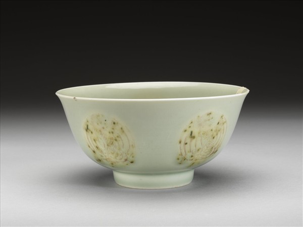 冬青釉紅彩團鳳紋碗