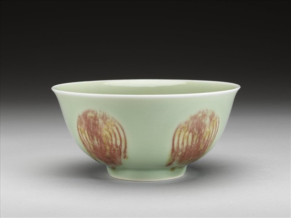 冬青釉紅彩團鳳紋碗