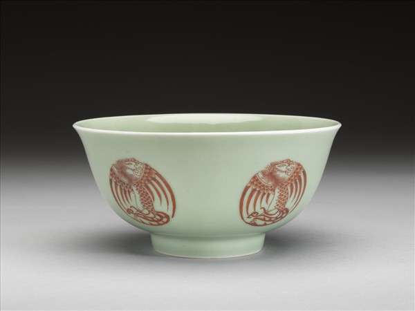 冬青釉描紅團鳳紋碗
