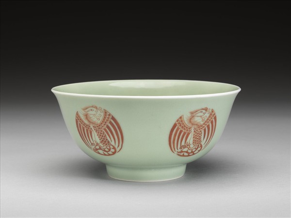 冬青釉描紅團鳳紋碗