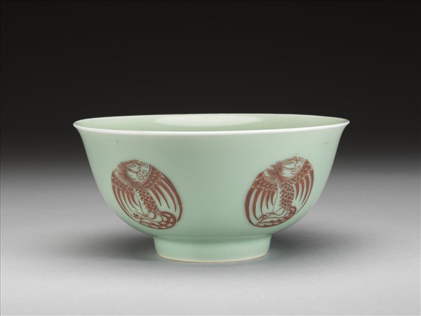 冬青釉描紅團鳳紋碗