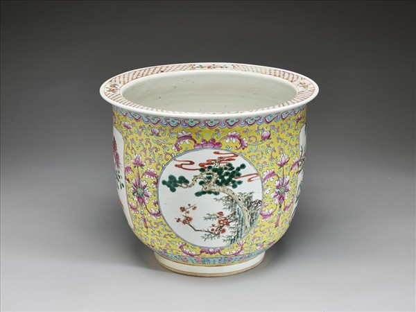 粉彩黃地開光四季花卉紋盆