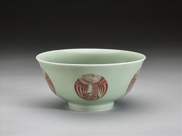 冬青釉描紅團鳳紋碗