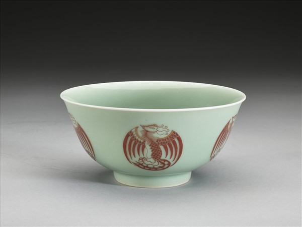 冬青釉描紅團鳳紋碗