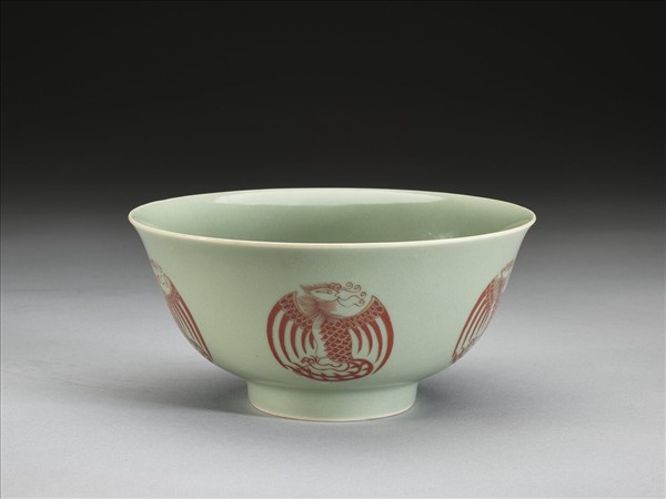 冬青釉描紅團鳳紋碗