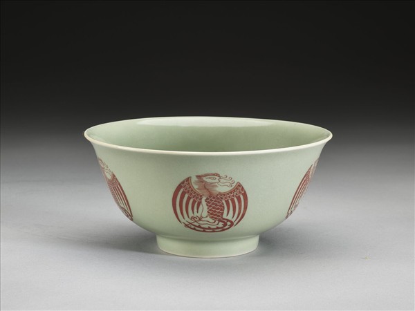 冬青釉描紅團鳳紋碗