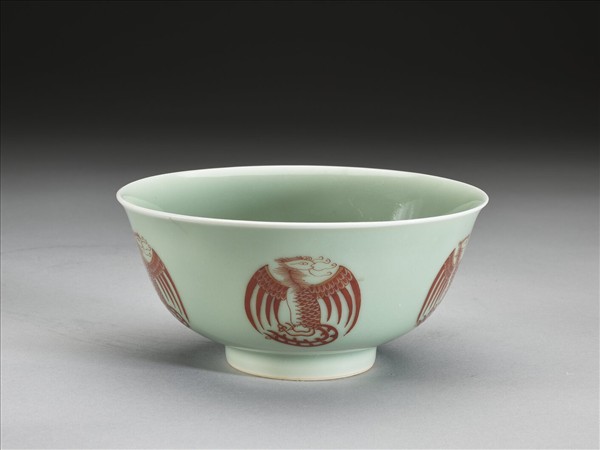 冬青釉描紅團鳳紋碗