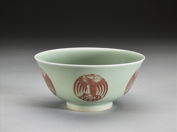 冬青釉描紅團鳳紋碗