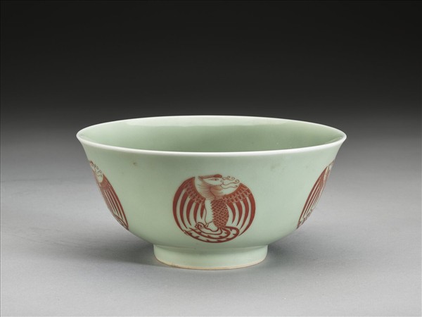 冬青釉描紅團鳳紋碗
