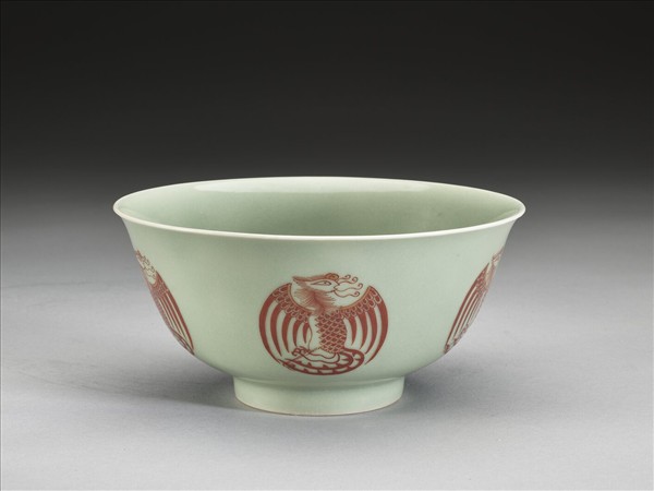 冬青釉描紅團鳳紋碗