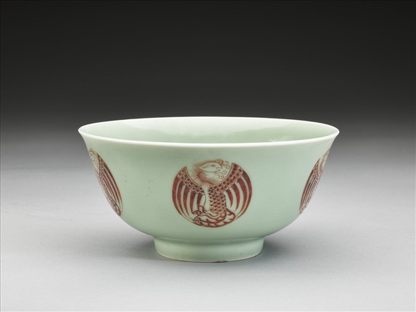 冬青釉描紅團鳳紋碗