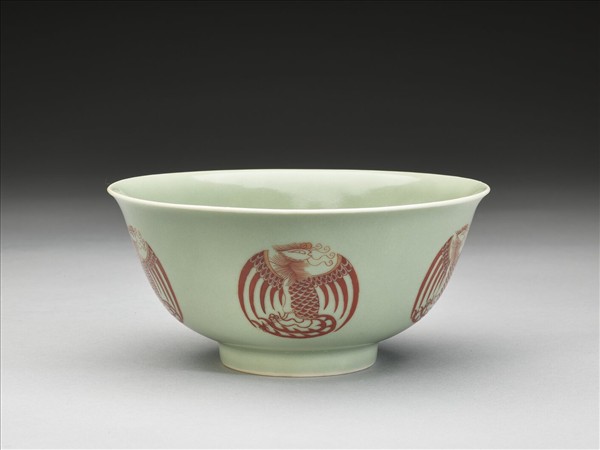 冬青釉描紅團鳳紋碗