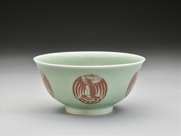 冬青釉描紅團鳳紋碗