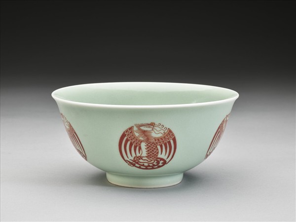 冬青釉描紅團鳳紋碗