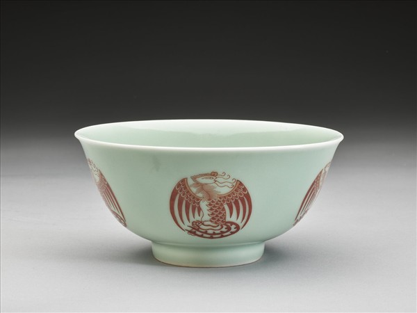 冬青釉描紅團鳳紋碗