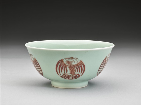 冬青釉描紅團鳳紋碗