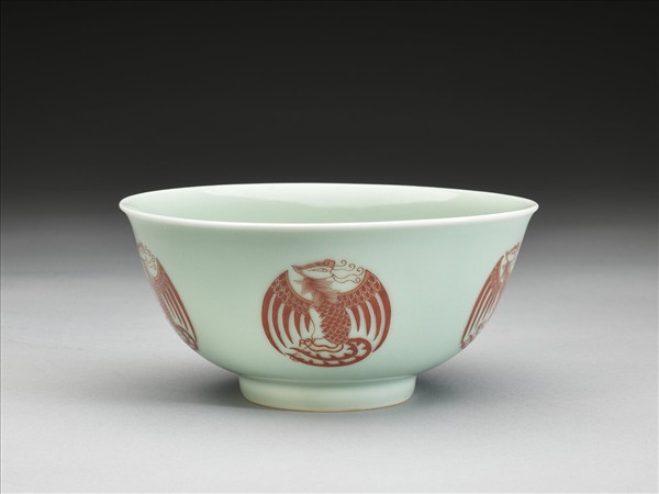 冬青釉描紅團鳳紋碗