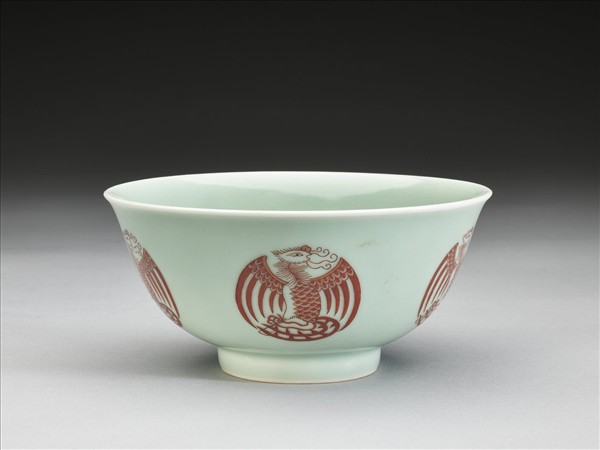 冬青釉描紅團鳳紋碗