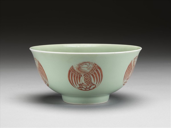 冬青釉描紅團鳳紋碗