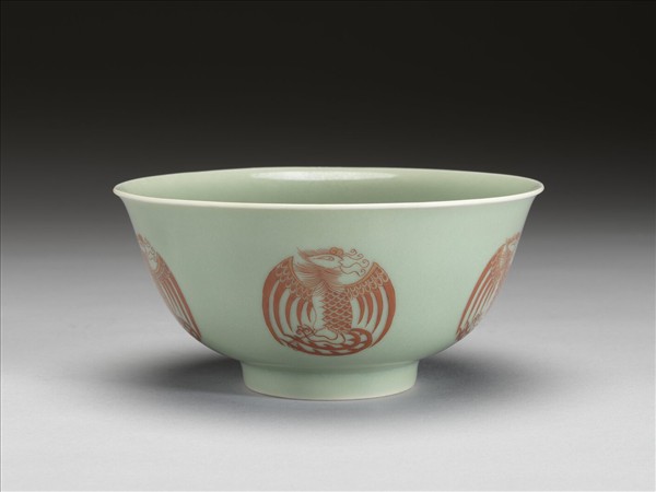 冬青釉描紅團鳳紋碗