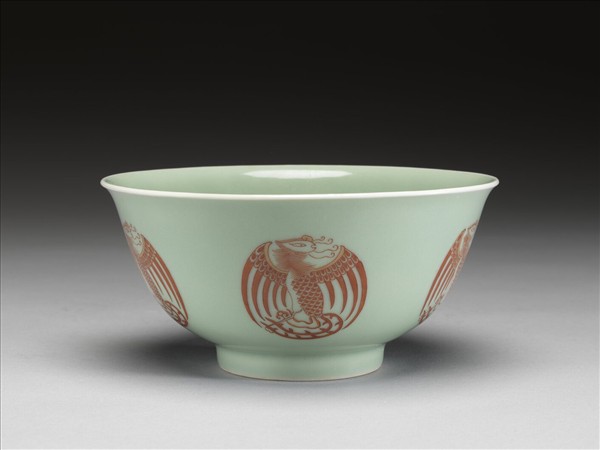冬青釉描紅團鳳紋碗