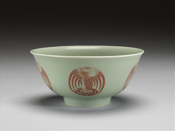 冬青釉描紅團鳳紋碗