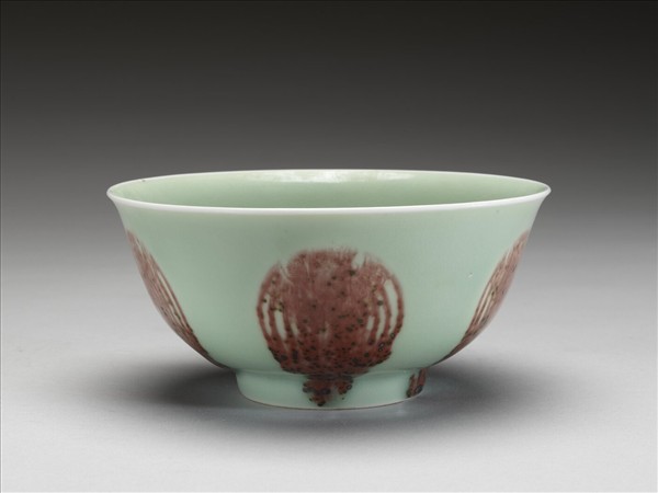 冬青釉紅彩團鳳紋碗