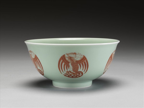 冬青釉描紅團鳳紋碗