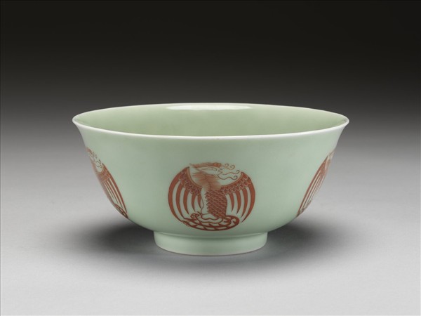 冬青釉描紅團鳳紋碗