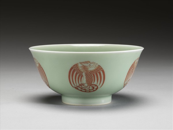 冬青釉描紅團鳳紋碗