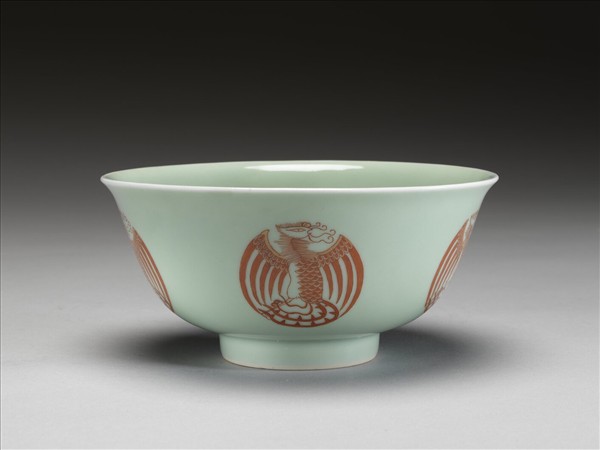 冬青釉描紅團鳳紋碗